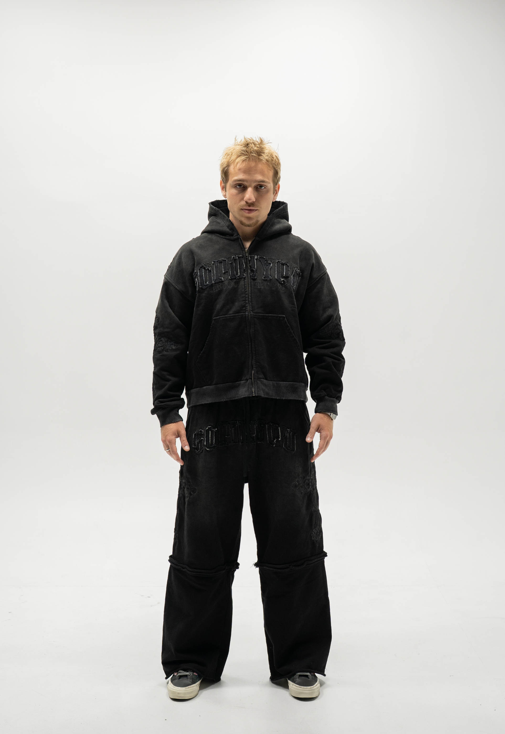 TATTERED LOGO ZIP-UP HOODIE (BLACK)