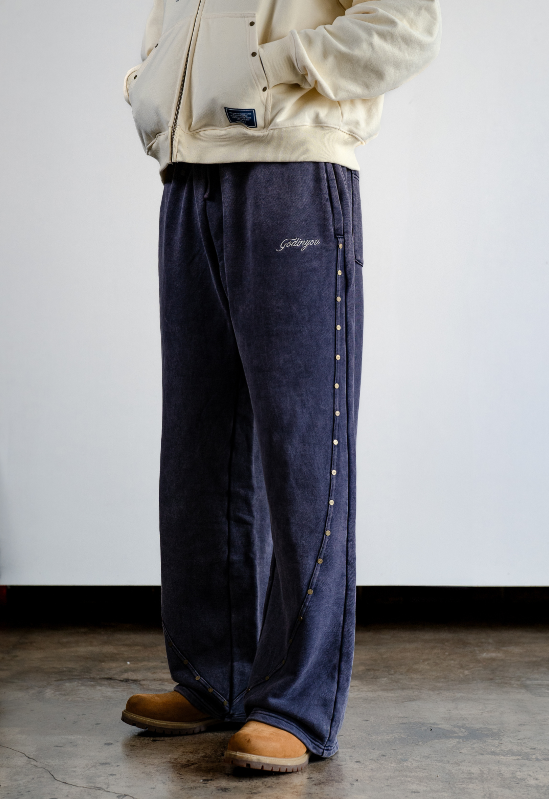 "LOGO" NAVY STUDDED SWEATPANTS