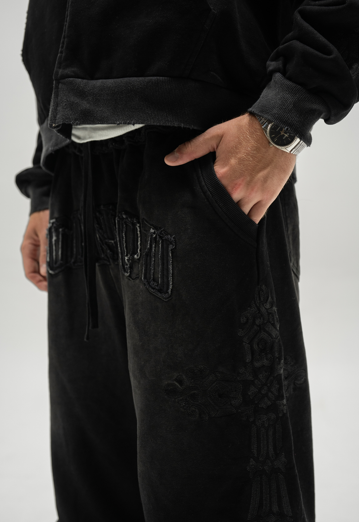 TATTERED CONVERTIBLE SWEATS (BLACK)
