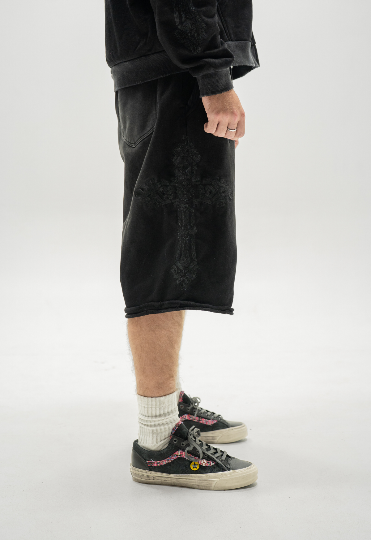 TATTERED CONVERTIBLE SWEATS (BLACK)